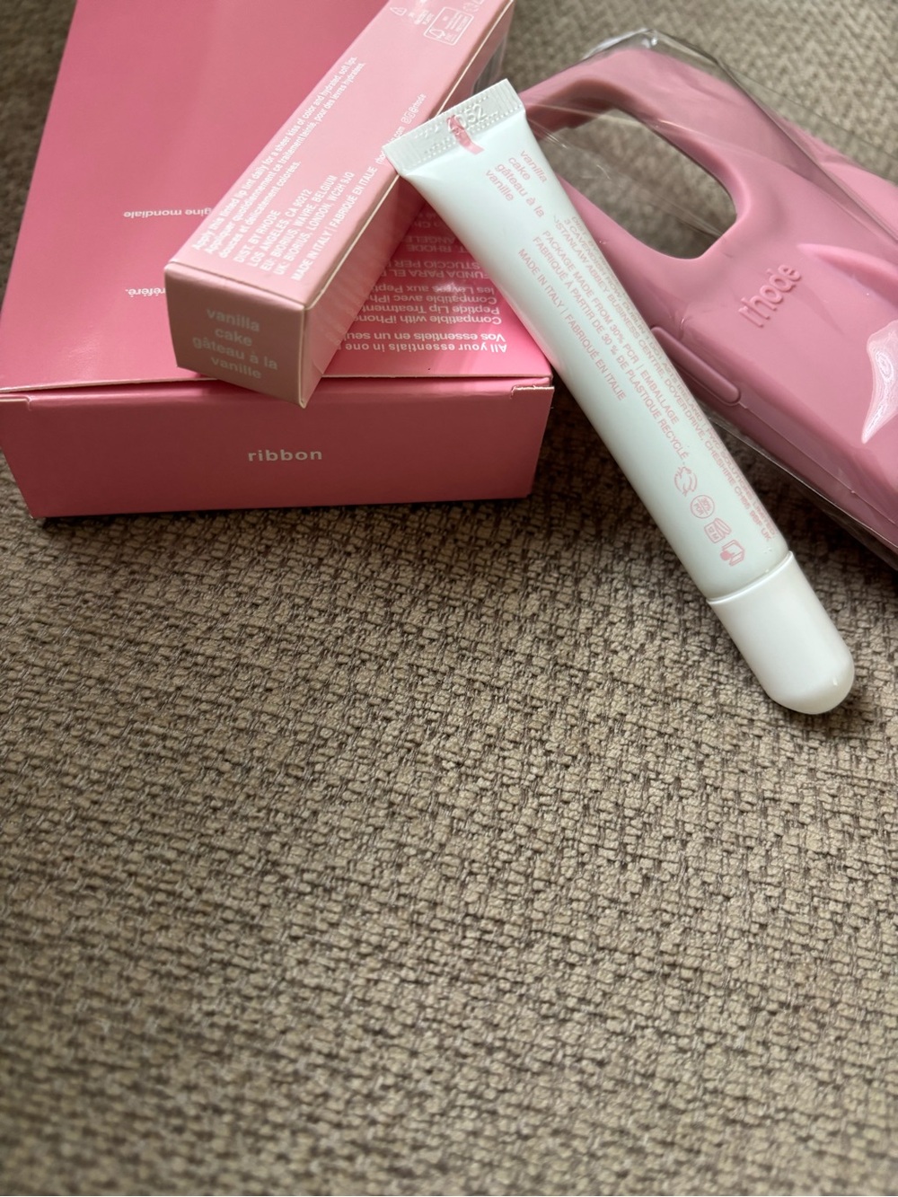 Rhode Lip Case iPhone 15 Pro
Max Ribbon+Peptide Lip
Treatment Vanilla Cake NEW - Picture 3 of 3